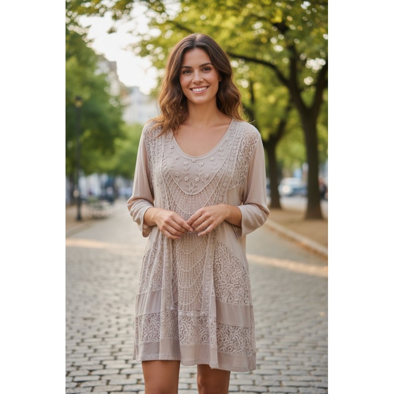Robe en dentelle doublée